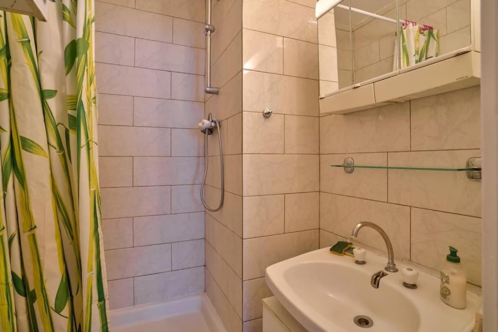 Nice And Bright 3 Bedroom Flat *